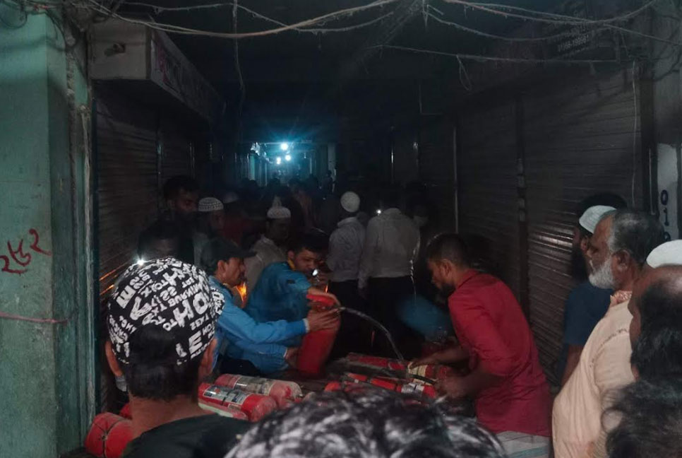 রূপগঞ্জের গাউছিয়া মার্কেটে অগ্নিকাণ্ড