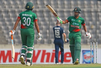 ইংল্যান্ডকে ২১০ রানের টার্গেট দিয়েছে টাইগাররা