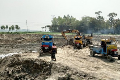 পাবনায় আবাদি জমির মাটি কেটে পুকুর খননের অভিযোগ