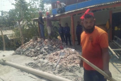 পটুয়াখালীর দুমকিতে  অবৈধ স্থাপনা উচ্ছেদ