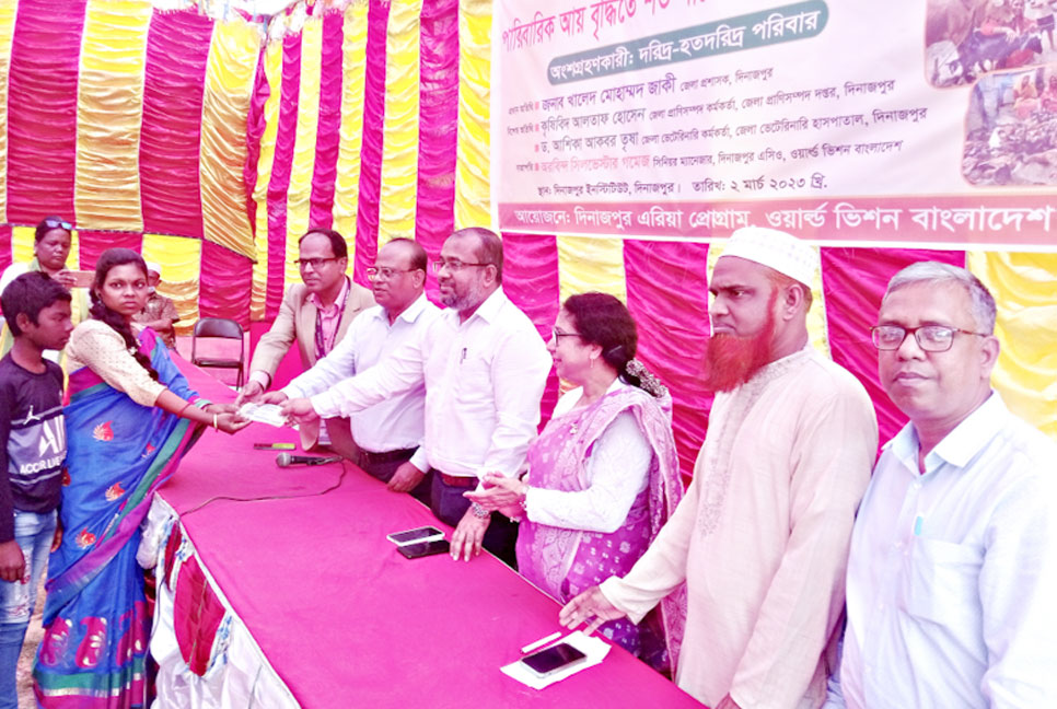 ‘একজন মা পারে একটি
সুন্দর জাতি উপহার দিতে’