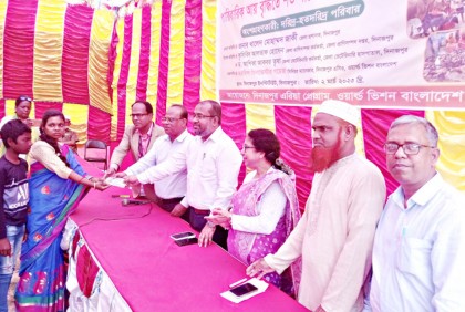 ‘একজন মা পারে একটি
সুন্দর জাতি উপহার দিতে’