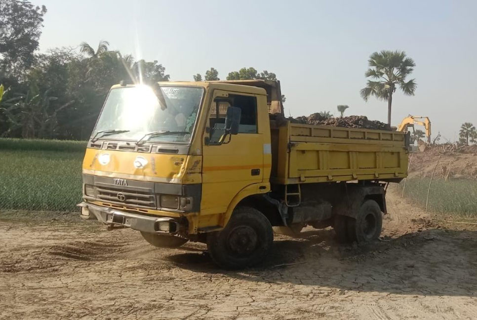 সালথায় ফসলি জমির মাটি কাটার দায়ে তিনজনের কারাদণ্ড
