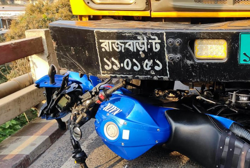 ফরিদপুরে ট্রাকচাপায় প্রাণ গেল দুই মোটরসাইকেল আরোহীর
