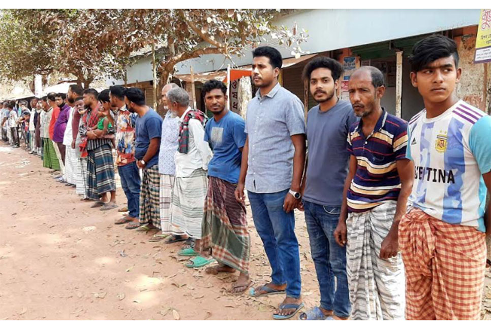 
বড়াইগ্রামে দ্রুত রাস্তা সংস্কার কাজ সম্পন্নের দাবিতে মানববন্ধন 
