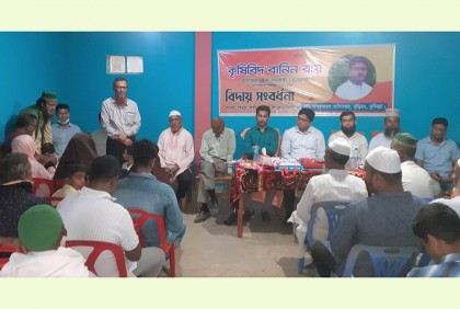 কৃষি কর্মকর্তাকে বিদায় জানাতে কয়েক কিলোমিটার হেঁটে এসেছেন কৃষাণীরা 