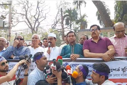 আমরা গণতন্ত্রের জন্য লড়াই করছি: গয়েশ্বর 