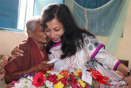 শংকুর মায়ের সাথে দেখা 
করলেন জেলা প্রশাসক