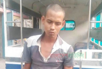কবর খুঁড়ে নারীর লাশের পাশে বসে ছিলেন যুবক, অতঃপর...