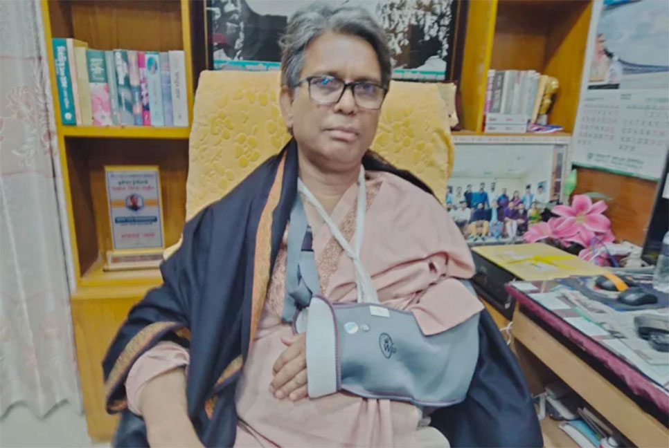 মাউশির সদস্যদের সামনে অধ্যক্ষসহ শিক্ষকদের ওপর হামলা