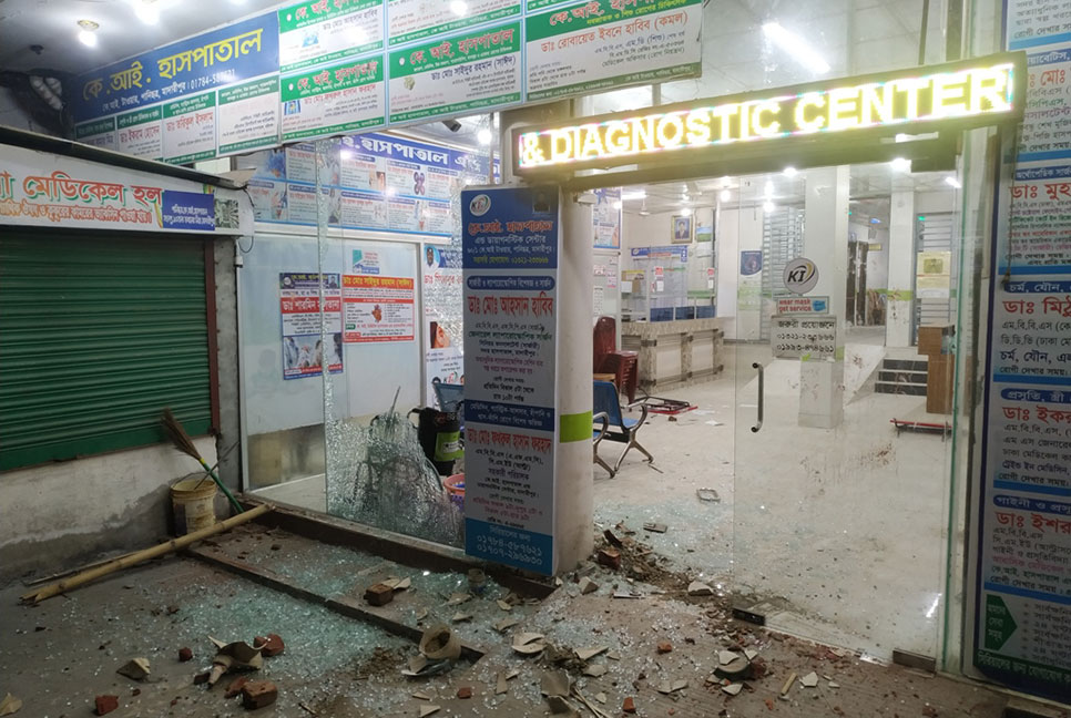 মাদারীপুরে নারীর মৃত্যুর অভিযোগে হাসপাতাল ভাঙচুর