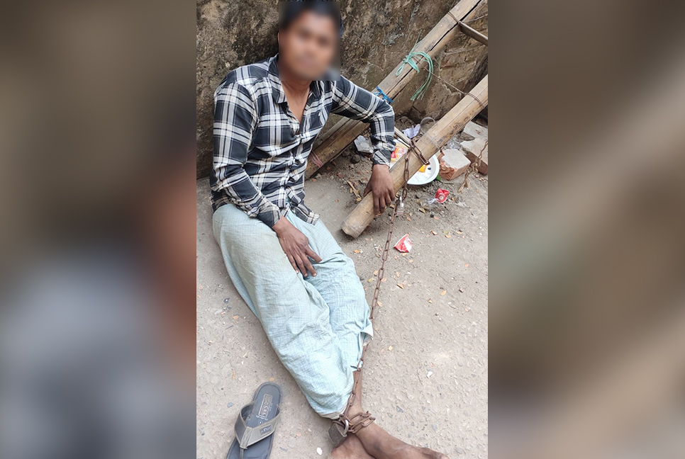 পাওনা টাকা আদায় করতে মধ্যযুগীয় কায়দায় নির্যাতন