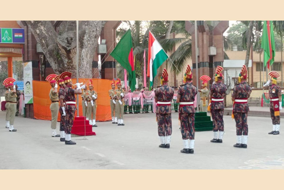 বেনাপোল আইসিপিতে বিজিবি-বিএসএফ জয়েন্ট রিট্রিট সিরিমনি প্যারেড অনুষ্ঠিত

