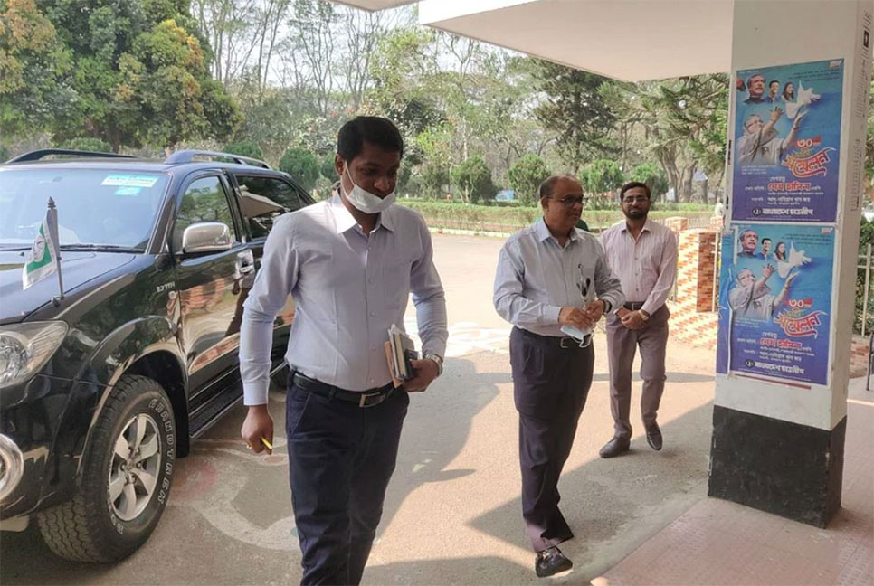 ১৬ দিন পর কার্যালয়ে ফিরলেন ইবি উপাচার্য