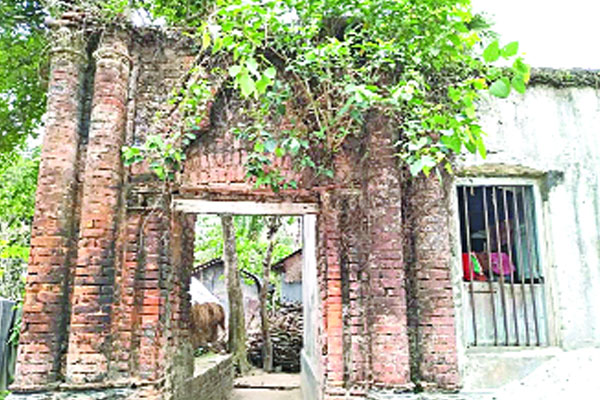 হারিয়ে যেতে বসেছে মুখার্জিবাড়ি