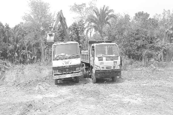 রাতের আঁধারে লুট মধুমতীর মাটি