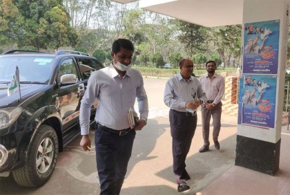 ১৬ দিন পর কার্যালয়ে ফিরলেন ইবি উপাচার্য