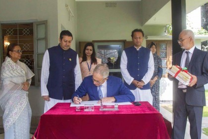 বঙ্গবন্ধুর প্রতি টনি ব্লেয়ারের শ্রদ্ধা নিবেদন

