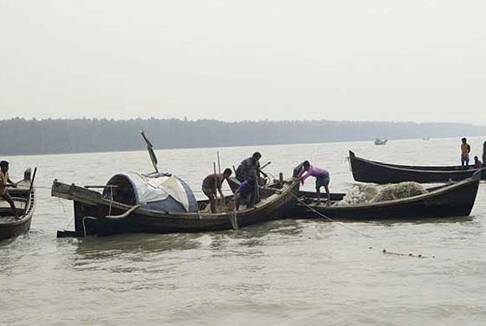 বলেশ্বর নদীতে ট্রলারে ডাকাতি: ১০ জেলেকে মারধর করে রসদ-মাছ লুট