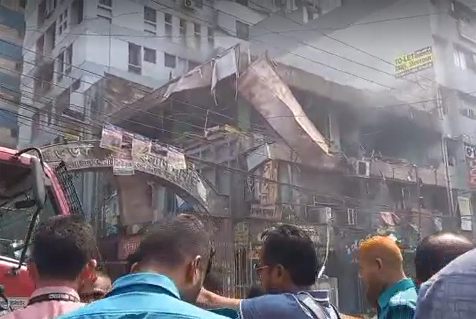 সায়েন্সল্যাব এলাকায় ভবনে বিস্ফোরণ : ঢামেক ও বার্ন ইনস্টিটিউটে ভর্তি ১৩  

