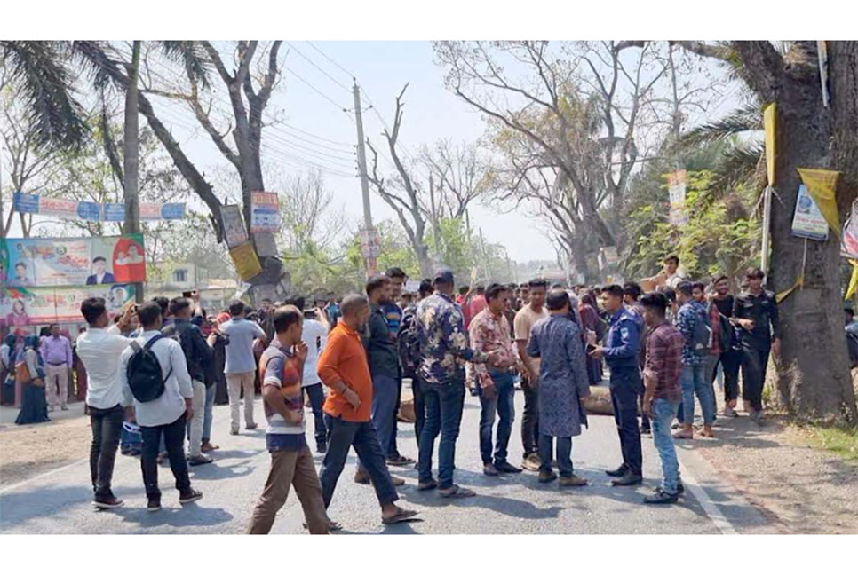 
কালীগঞ্জে মামলা 
প্রত্যাহারের দাবিতে সড়ক অবরোধ ও বিক্ষোভ