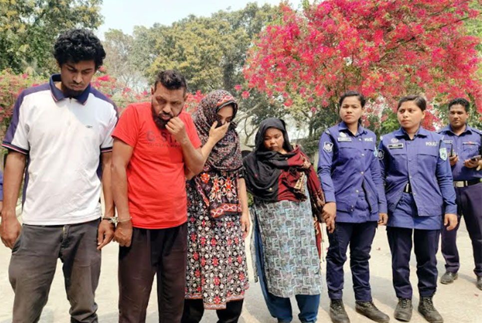 দিনাজপুরে জ্বীনের বেগম পরিচয়ে 
প্রতারণা, আটক ৪