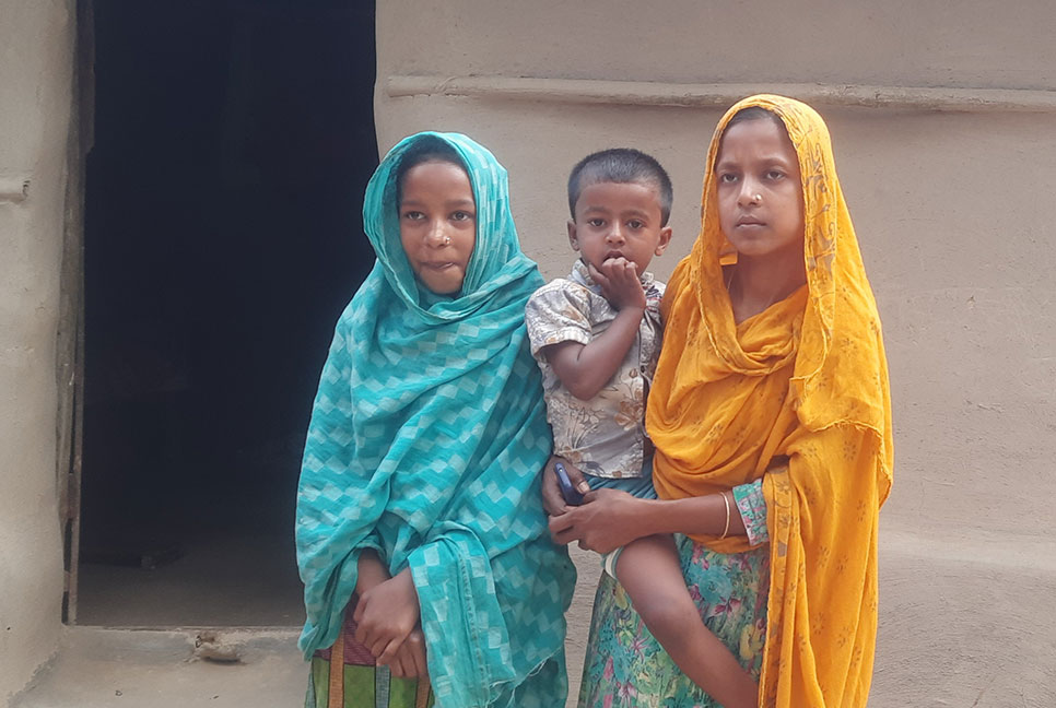 প্রতিবন্ধী ছেলে-মেয়ে নিয়ে মানবেতর জীবন, মিলছে না ভাতার কার্ড