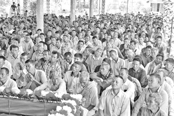 আটাশ বুদ্ধ পূজায় পুণ্যার্থীর ঢল