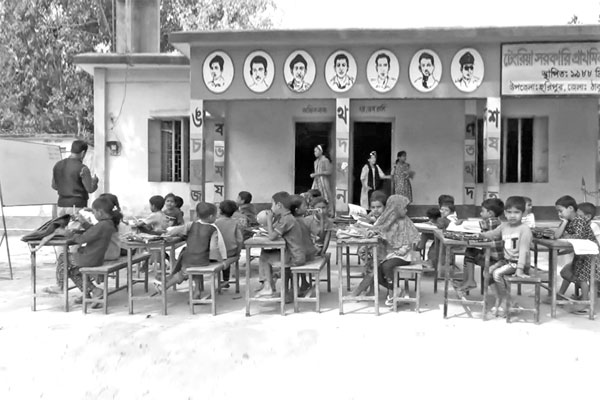 খোলা আকাশের নিচে পাঠদান