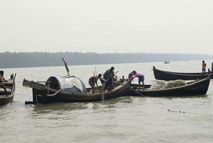 বলেশ্বর নদীতে ট্রলারে ডাকাতি: ১০ জেলেকে মারধর করে রসদ-মাছ লুট