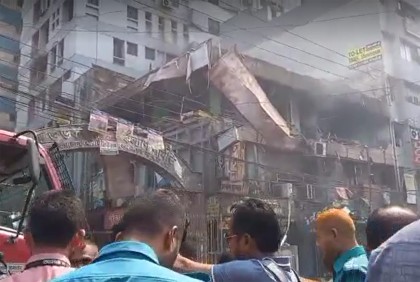 সায়েন্সল্যাব এলাকায় ভবনে বিস্ফোরণ : ঢামেক ও বার্ন ইনস্টিটিউটে ভর্তি ১৩  

