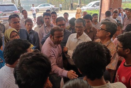 ৭ দিনের মধ্যে অবৈধ শিক্ষার্থীদের হল ত্যাগের নির্দেশ জাবি উপাচার্যের