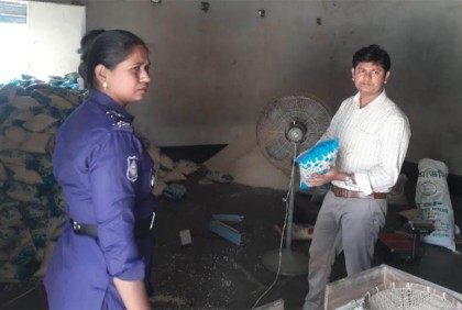 অস্বাস্থ্যকর পরিবেশে মুড়ি উৎপাদন করায় জরিমানা
