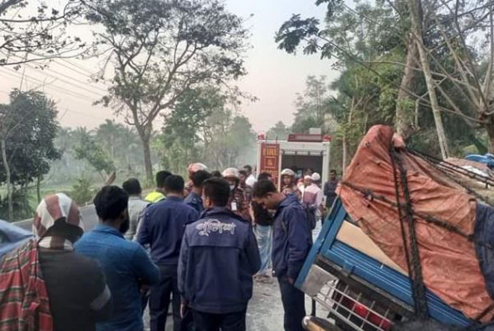 দাঁড়িয়ে থাকা ট্রাকের পিছনে ধাক্কা, দুই হেলপার নিহত