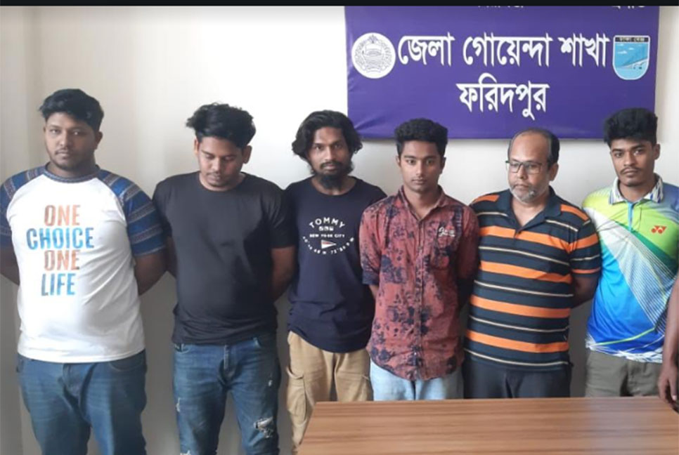 ফরিদপুরে পাসপোর্ট অফিস থেকে ৬ দালাল আটক