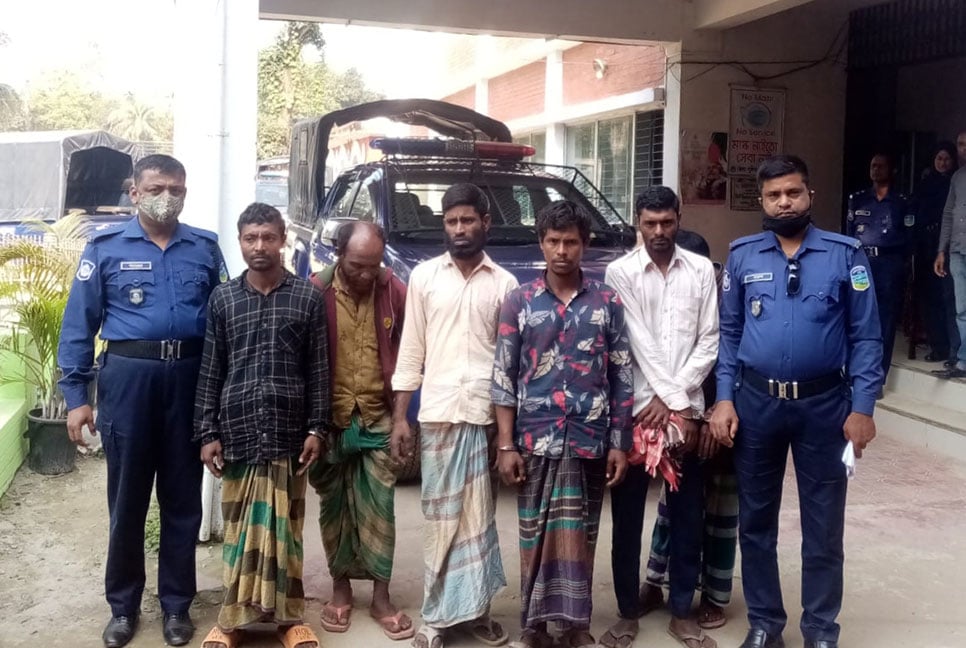 ফুলপুরে পৃথক ঘটনায় গাঁজাসহ আটক ৬ 