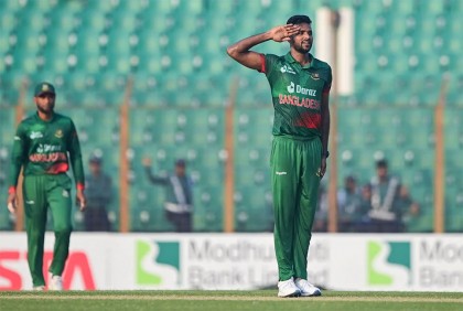 টাইগারদের দাপুটে বোলিংয়ে চাপে ইংল্যান্ড