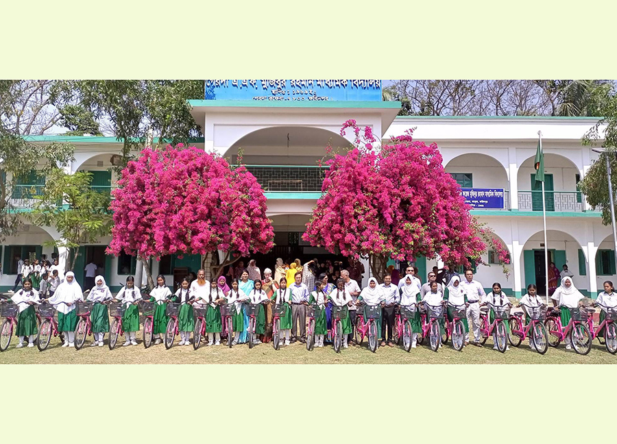 ফরিদপুরে ২০ মেধাবী ছাত্রী পেল বাইসাইকেল 
