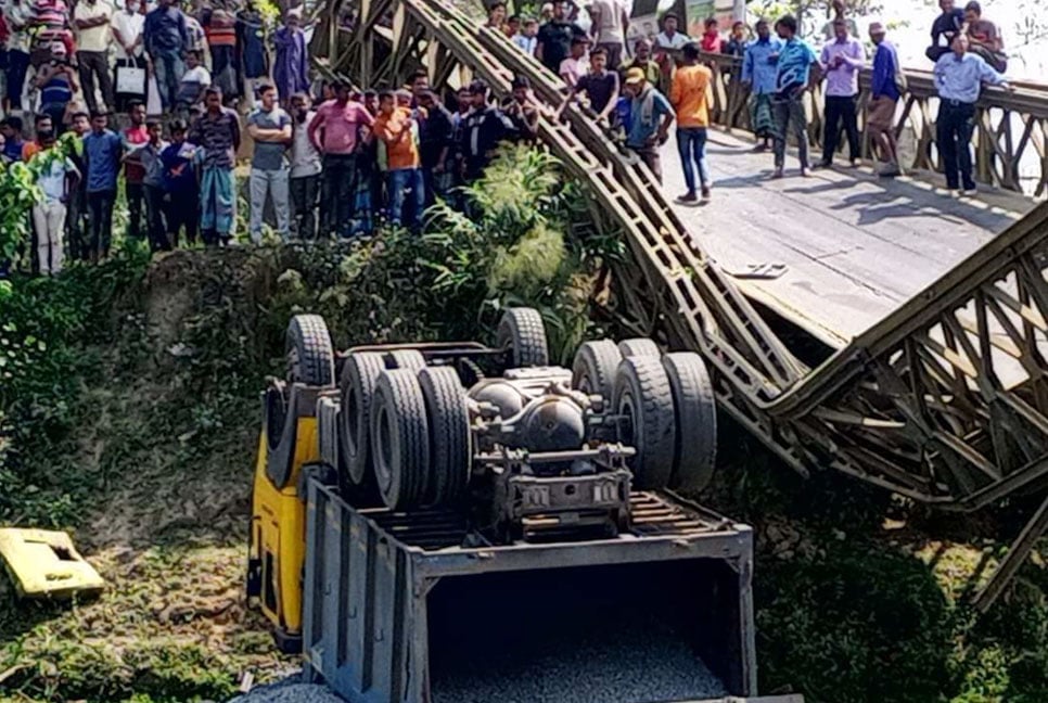 খাগড়াছড়ির দীঘিনালায় বেইলি ব্রিজ ভেঙে যান চলাচল বন্ধ