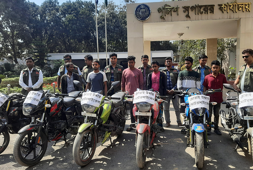 এক মিনিটেই লক খুলে মোটরসাইকেল নিয়ে চম্পট!
