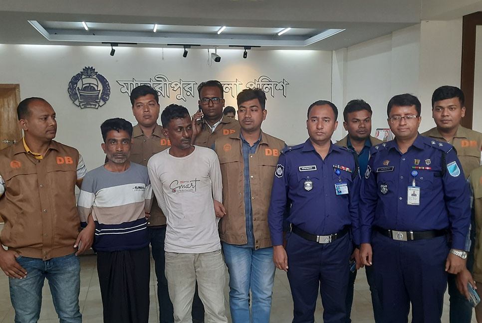মাদারীপুরে দুদক কমিশনার পরিচয় দেওয়া দুই প্রতারক গ্রেফতার