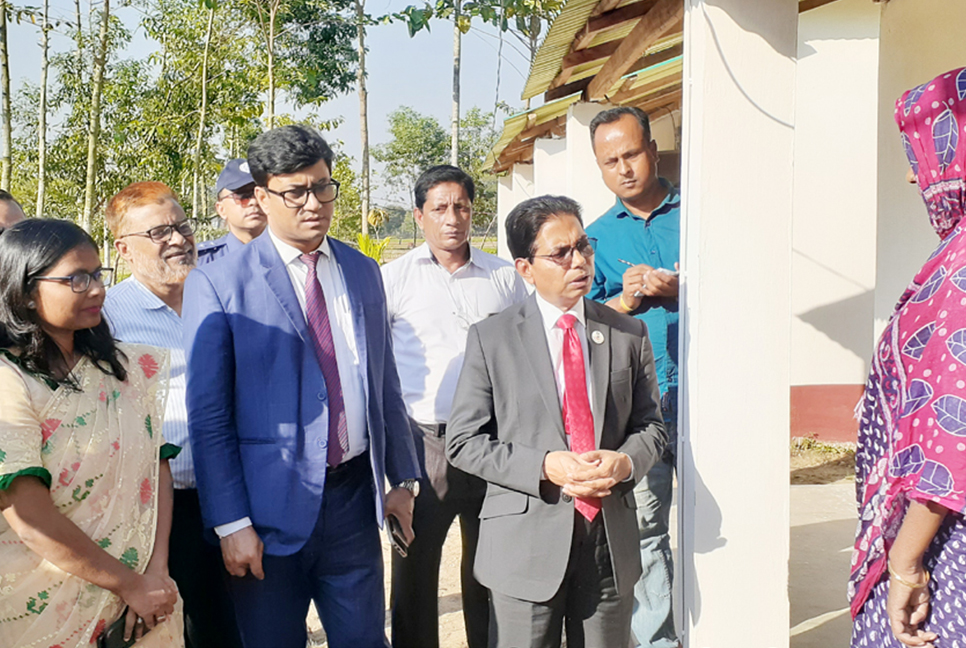 উপহারের ঘর পেয়ে খুশি ৯ প্রতিবন্ধী পরিবার 