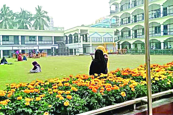 স্কুলের সামনে ফুলের বাগান