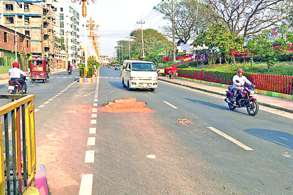 সড়কের সৌন্দর্য নষ্ট করছে ওয়াসা