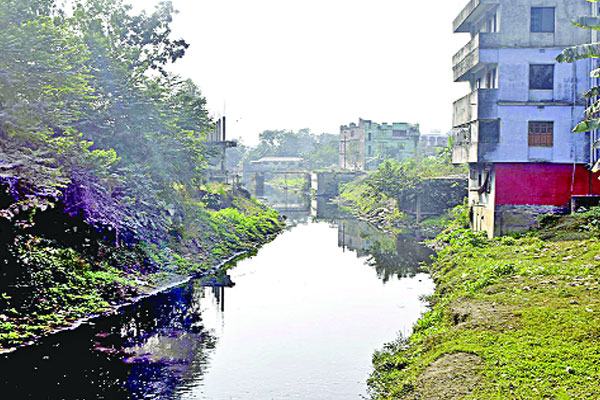 দখলে-দূষণে বিপন্ন প্রবাহ