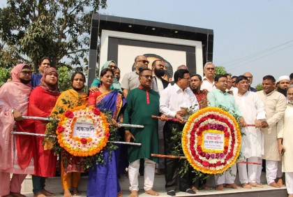 মুন্সীগঞ্জে বঙ্গবন্ধুর মুরালে শ্রদ্ধা নিবেদন