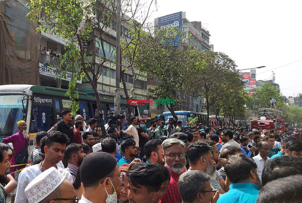 দুর্ঘটনাস্থলের কাছে স্বজনদের অপেক্ষা

