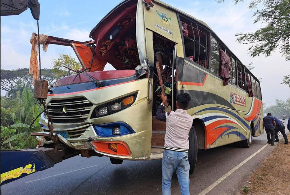 পটুয়াখালীতে নিয়ন্ত্রণ হারিয়ে বাস উল্টে নিহত ১