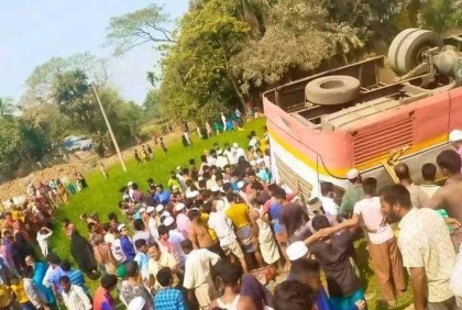 নেত্রকোনায় পিকনিক বাস উল্টে নিহত ১, আহত ৩০