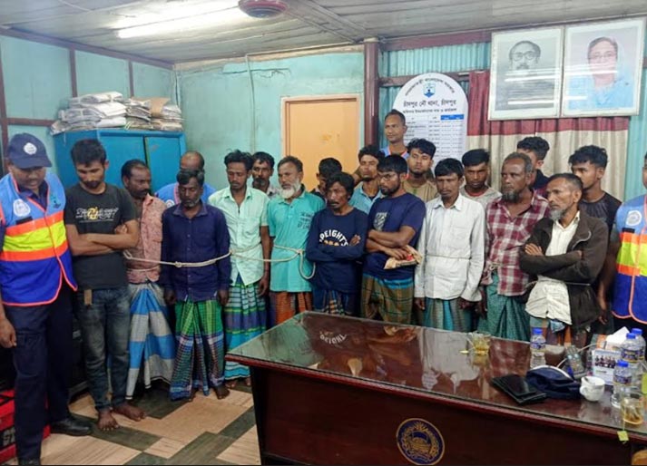 চাঁদপুরের মেঘনায় নিষেধাজ্ঞা অমান্য করায় ২৯ জেলে আটক